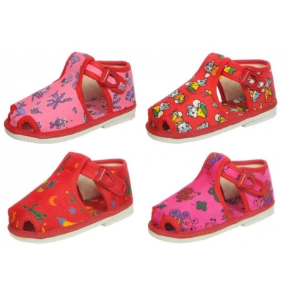 505 DÍVČÍ sandálky / přezůvky HP ČECHTÍN na přezku, certifikát Žirafa, různé vzory a motivy